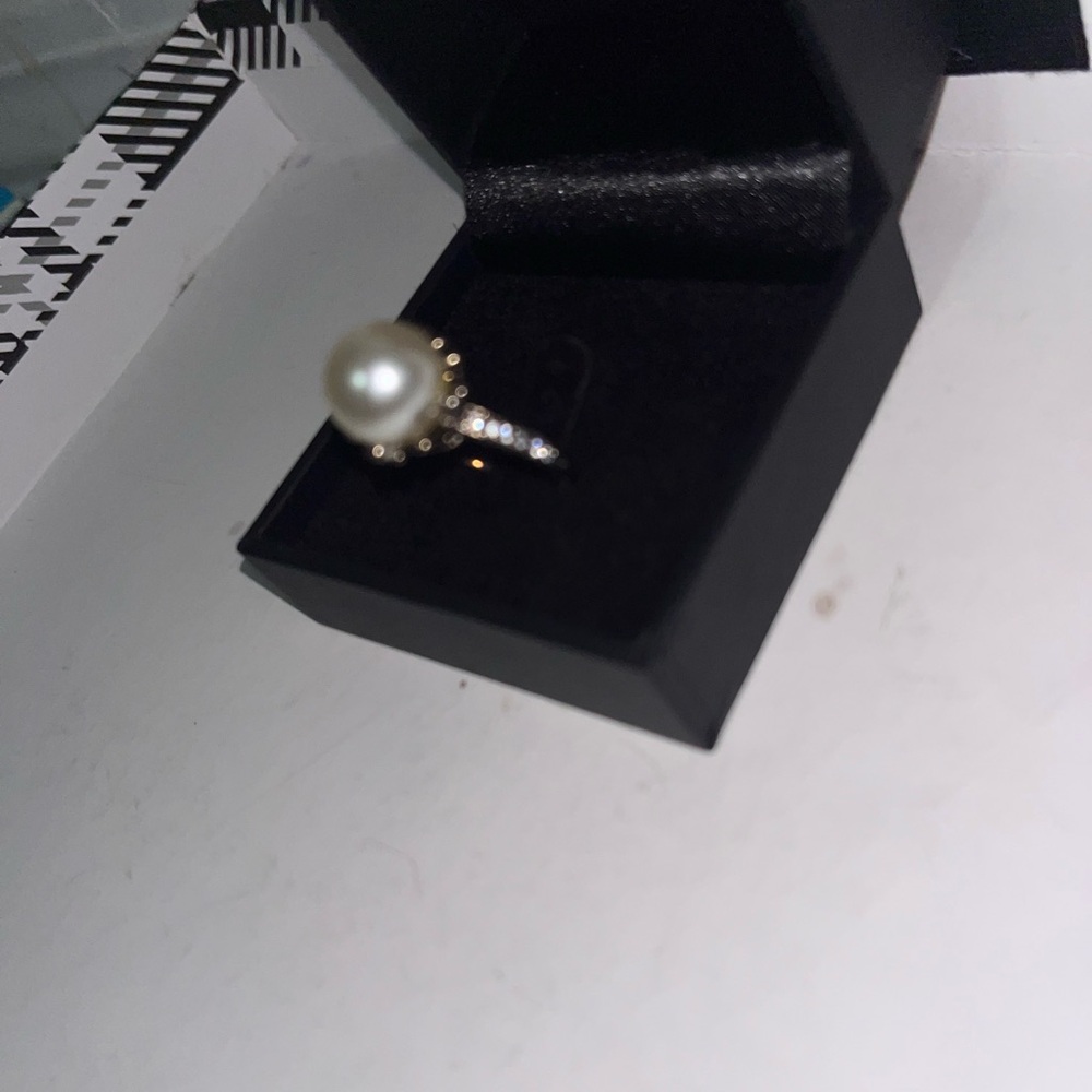 Pearl White and Silver Pearl Solitaire Ring by Pearl - Picture 4 of 10